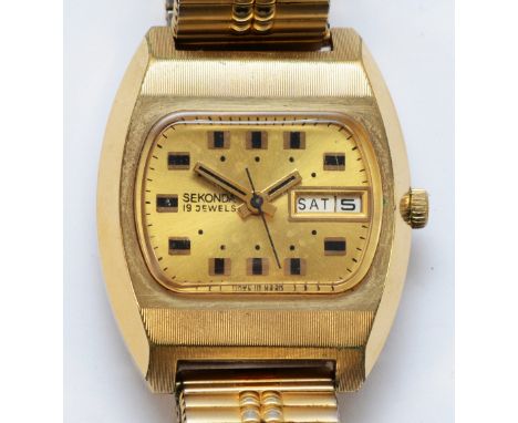 Sekonda, a gold plated day/date manual wind gentleman's wristwatch, 35 x 42mm.Working when catalogued