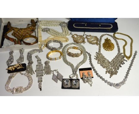 A quantity of  costume jewellery to include a white and yellow metal set of Indian inspired jewellery to include a necklace a