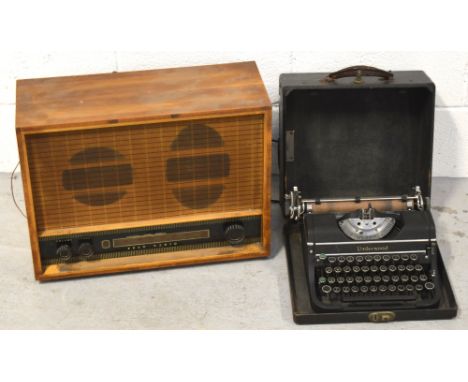 A vintage c.1950s Ecko radio and an Underwood typewriter (2).