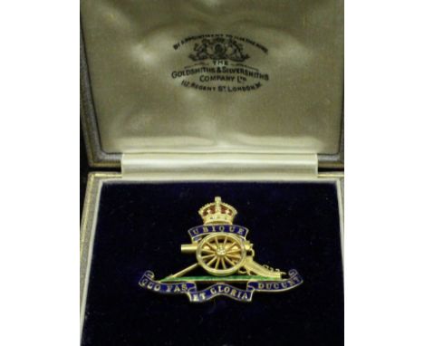 A Royal Artillery 9 carat gold and enamel decorated badge, 6.5 g