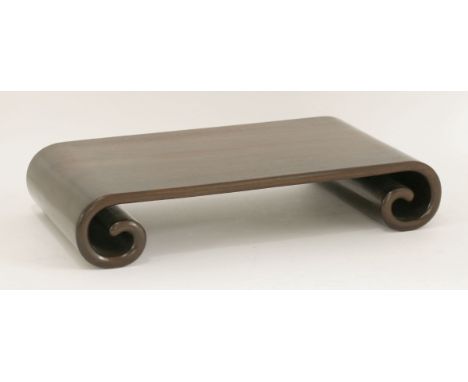 A Chinese rosewood stand,20th century, in the shape of an open scroll,49cm二十世纪 红木书卷式底座