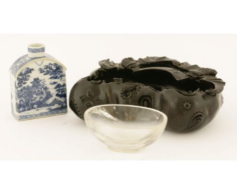 A Chinese blue and white export tea caddy, Qianlong, painted with a watery landscape with pavilions, 11.3cm, a crystal cup on
