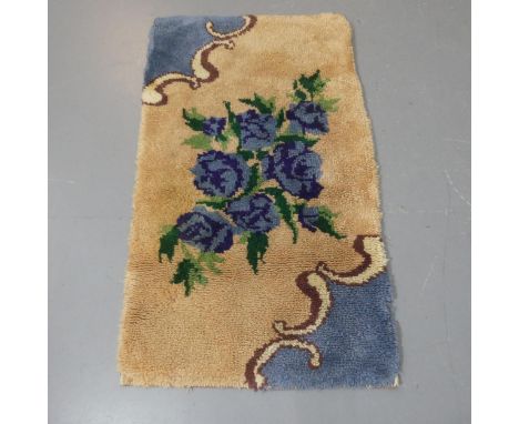 A mid-century botanical design tufted wool rug. Length 128cm, width 72cm.