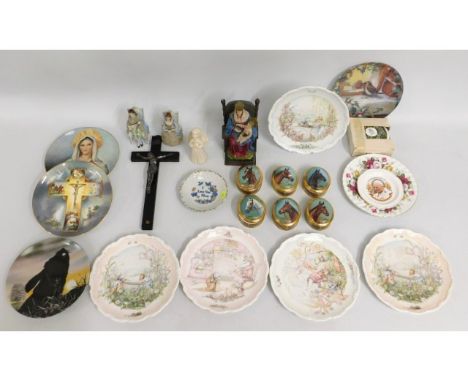 Five Royal Doulton Wind In the Willows plates, six Banbury Mint porcelain horse racing trinket boxes including Desert Orchid,