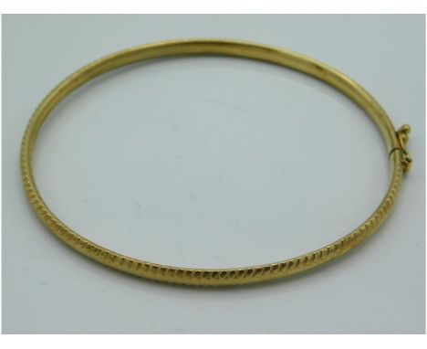 A 9ct gold bangle, 59mm wide, 3.2g