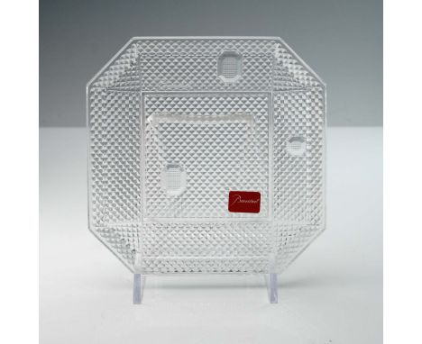This Baccarat Pampille Plate, designed by renowned artist Arik Levy, exemplifies the fusion of modern design and traditional 