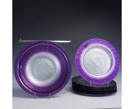This dazzling 10-piece set from the Portmeirion Dusk Collection features nine service plates and one large serving bowl in th
