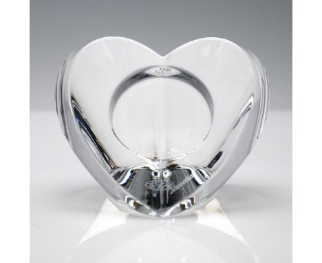 A finely crafted crystal heart paperweight by Baccarat. This clear crystal piece features a modern, abstract heart form with 