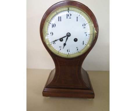 An Edwardian mahogany and inlaid balloon shaped mantle clock - 30cm high - striking on a gong with key and pendulum - in rest