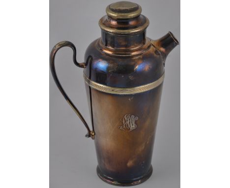 An early 20th Century silver plated 2.5 pint capacity cocktail shaker with ribbed band body, bears Harrods stamp. H. 25cm.