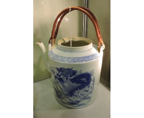 A large Chinese blue and white porcelain teapot. H. 23cm.