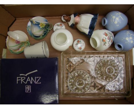 Mixed collection of items to include: boxed set of 2 Franz tea cups and saucers, pair of Wedgwood Kutani Crane small ginger j