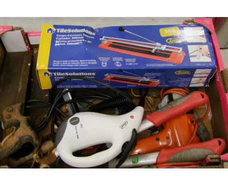 A mixed collection of items to include hand tools, tenon saws, boxed tile cutter, power drill etc (1 tray ) 