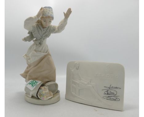 Nao figure of a lady walking in the wind: together with a Lladro collectors plaque (2) 