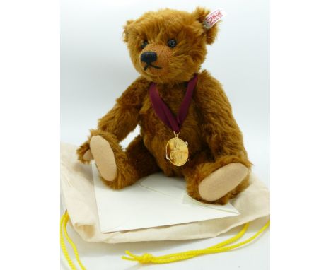 Steiff Collectors Bear Of The Year 2011 with Bag &amp; Cert 