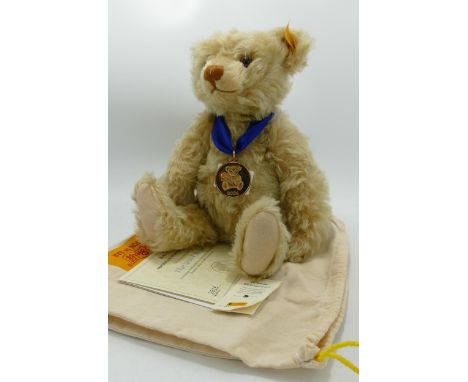 Steiff Collectors Bear Of The Year 2004 with Bag &amp; Cert 