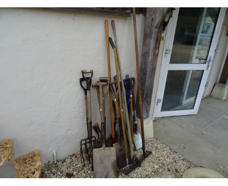 A quantity of vintage hand tools