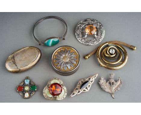 A circular silver pill box, the cover decorated in relief with a sunflower, gilt highlights, Peter Nicholas, London 1988, 4.5