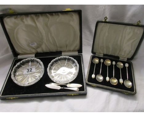 Set of 6 cased silver teaspoons with mother-of-pearl caps & cased preserve set with silver knives