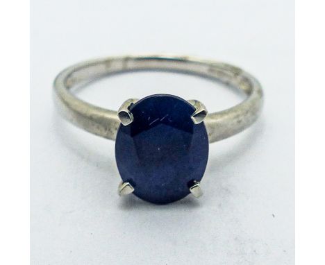 9ct white gold ring set with dark blue sapphire, size J/K, 2g.