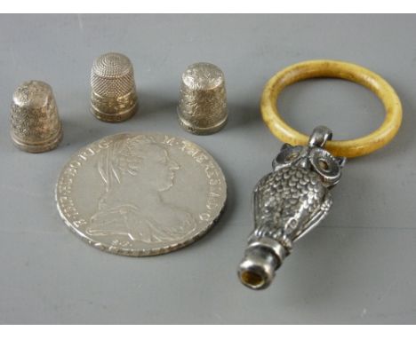 A GROUP OF SMALL SILVER including a double sided silver owl with teething ring, Birmingham 1906, three small silver thimbles 