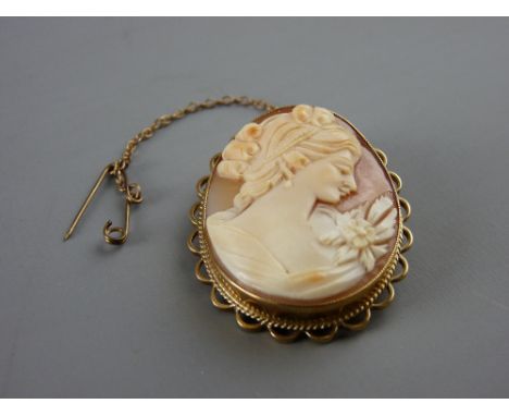 A NINE CARAT GOLD FRAMED OVAL LADY CAMEO BROOCH with safety chain
