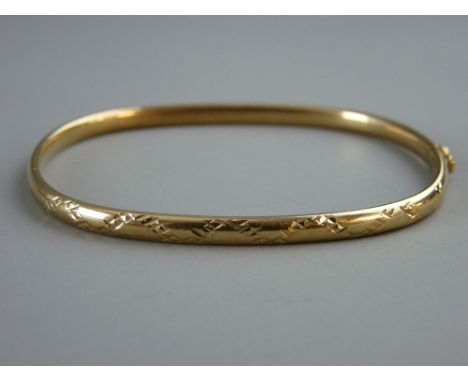 A NINE CARAT GOLD SQUARE FORM BANGLE with clip fastener, 4.8 grms 