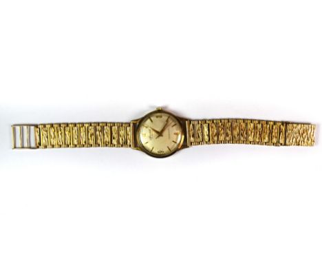 A gents vintage 9ct gold Accurist wristwatch on a 9ct gold strap.