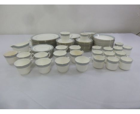 Royal Doulton Etude H5003 dinner and tea service to include plates, bowls, cups, saucers, sauce boat and stand  (110)