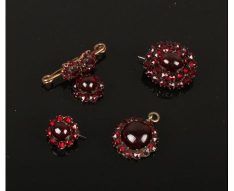 Four pieces of vintage jewellery set with garnet carbuncles.  All piece no damage in good condition.