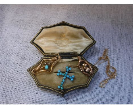 A TURQUOISE SET CROSS on a 9ct yellow gold fine link chain and two brooches, in a presentation case