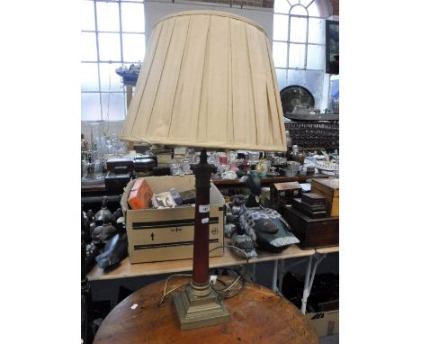 A BRASS CORINTHIAN COLUMN TABLE LAMP with a rouge middle, 19" high (plus fittings)