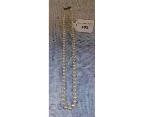 A SINGLE GRADUATED PEARL NECKLACE, terminating onto a silver clasp