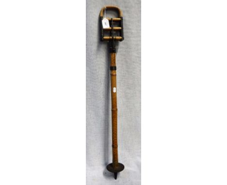 A LATE 19TH CENTURY/EARLY 20TH CENTURY BAMBOO SHOOTING STICK, 30" long