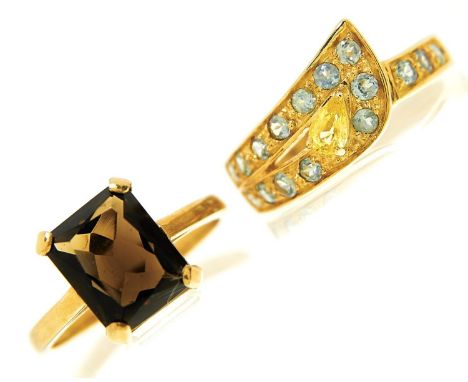 A smoky citrine ring in 9ct gold, Birmingham 1995 and a peridot ring in 9ct gold, 7.5g, size N (2)  Good condition