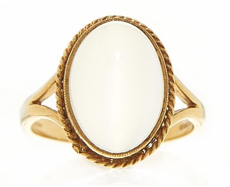 A moonstone ring in 9ct gold, London 2001, 4.1g, size O  Good condition