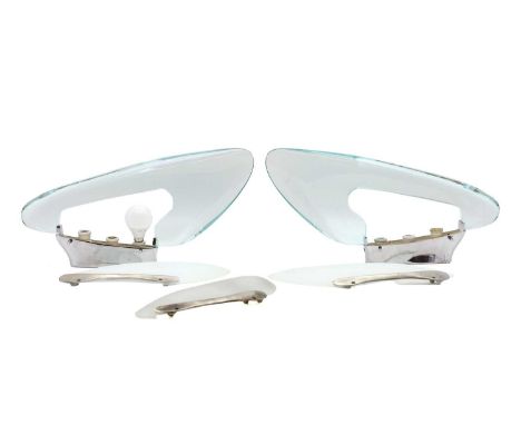 A pair of 'Le Cozze Model No. 1552' wall sconces, designed by Max Ingrand for FontanaArte, each with a nickel-plated brass mo