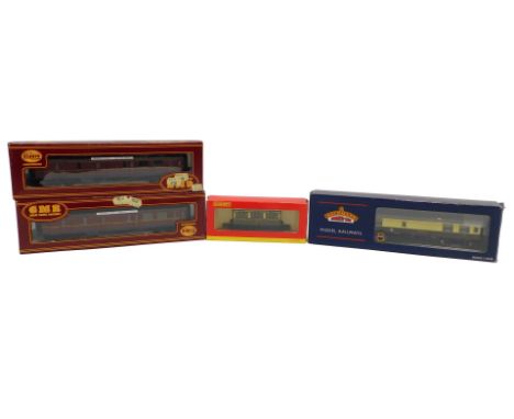 Airfix Hornby and Bachmann OO gauge coaches, including R446 GWR four wheel coach, Airfix 54210-2 Centenary brake third coach,