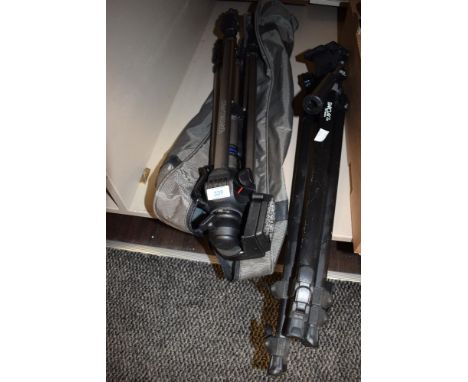 A Vanguard tripod in carry case sold along with a Barclay SE 1000 tripod