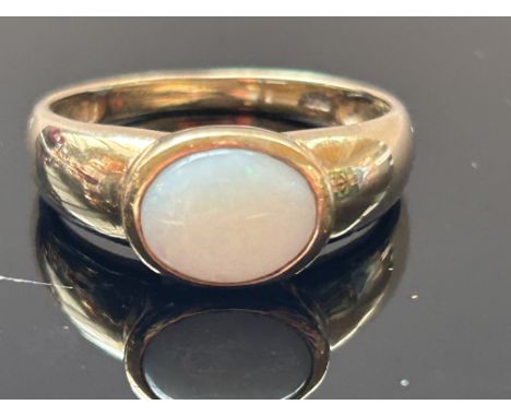 9ct Gold ring set with opal Size W 4g 