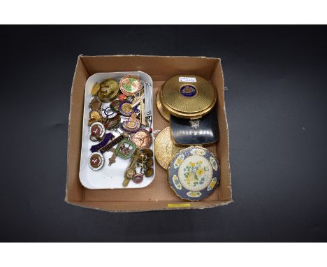 Five vintage compacts;&nbsp;together with a small collection of enamel badges and similar.&nbsp; 