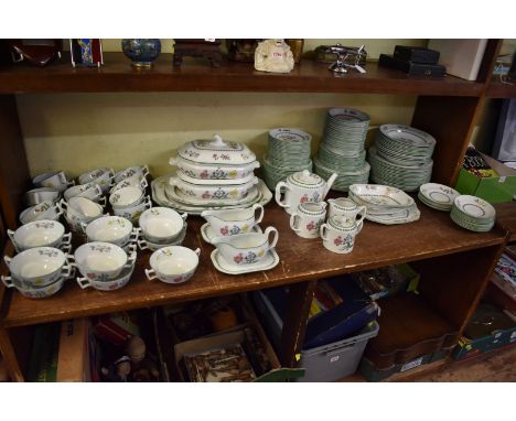 An extensive Spode 'Summer Palace' pattern tea and dinner service,&nbsp;(s.d). 