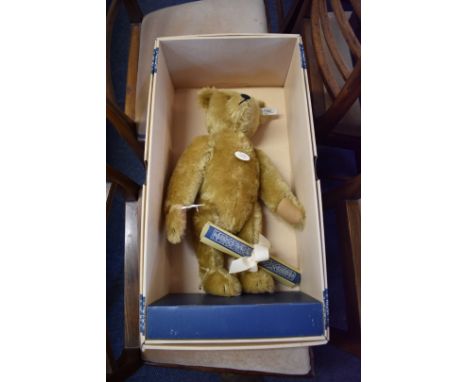 Steiff:&nbsp;a reproduction 1906 blond 43 bear, boxed and with certificate.&nbsp; 