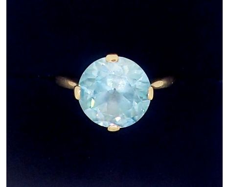 A 9 carat gold blue zircon set ring, size K, boxed 3.3g 