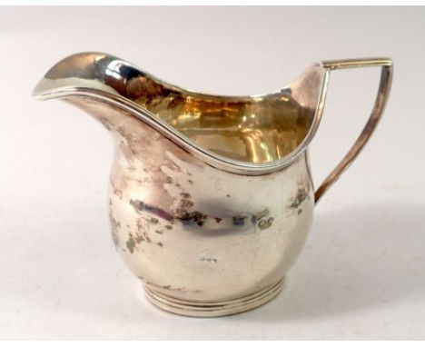 A Victorian silver cream jug, Edward Hutton, London 1881, 102g 