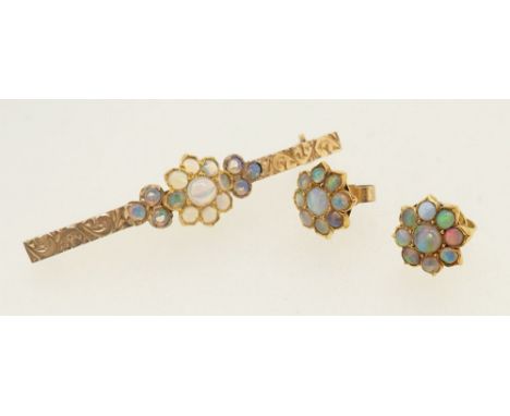 A 9 carat gold bar brooch set opal floral cluster, 45cm wide and a pair of matching stud earrings 