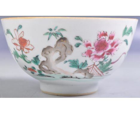 An antique 18th Century Chinese Oriental porcelain bowl having hand painted Wucai enamel decoration with exterior scene, flor