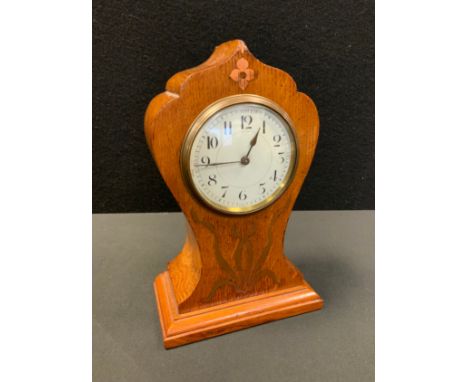 An Edwardian inlaid oak balloon clock, cream dial, Arabic numerals, copper inlaid ribbon work detailing, 23cm high, 15cm wide