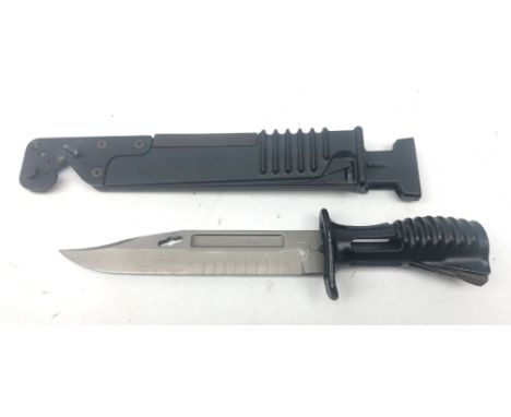 Modern British Army SA80 bayonet with 18cm blade, the multipurpose scabbard incorporating folding saw blade L34cm overall Con