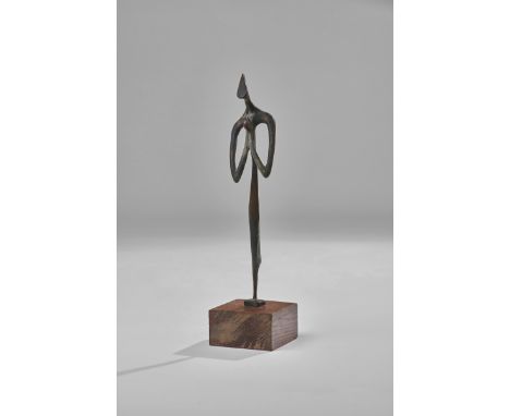 Jaenisch, Hans -- Mutter und KindBronze mit schwarzbrauner Patina auf Bronzeplinthe, auf Holzsockel montiert. 26,5 x 5,5 x 5,